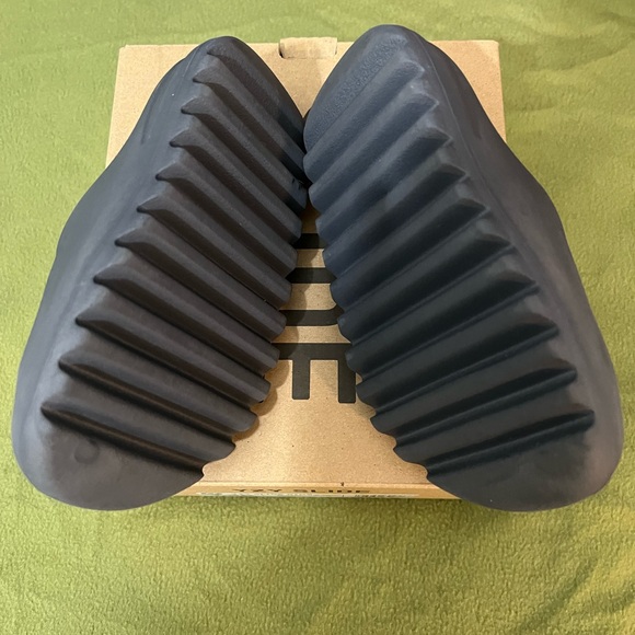 Yeezy Slides - Picture 2 of 3